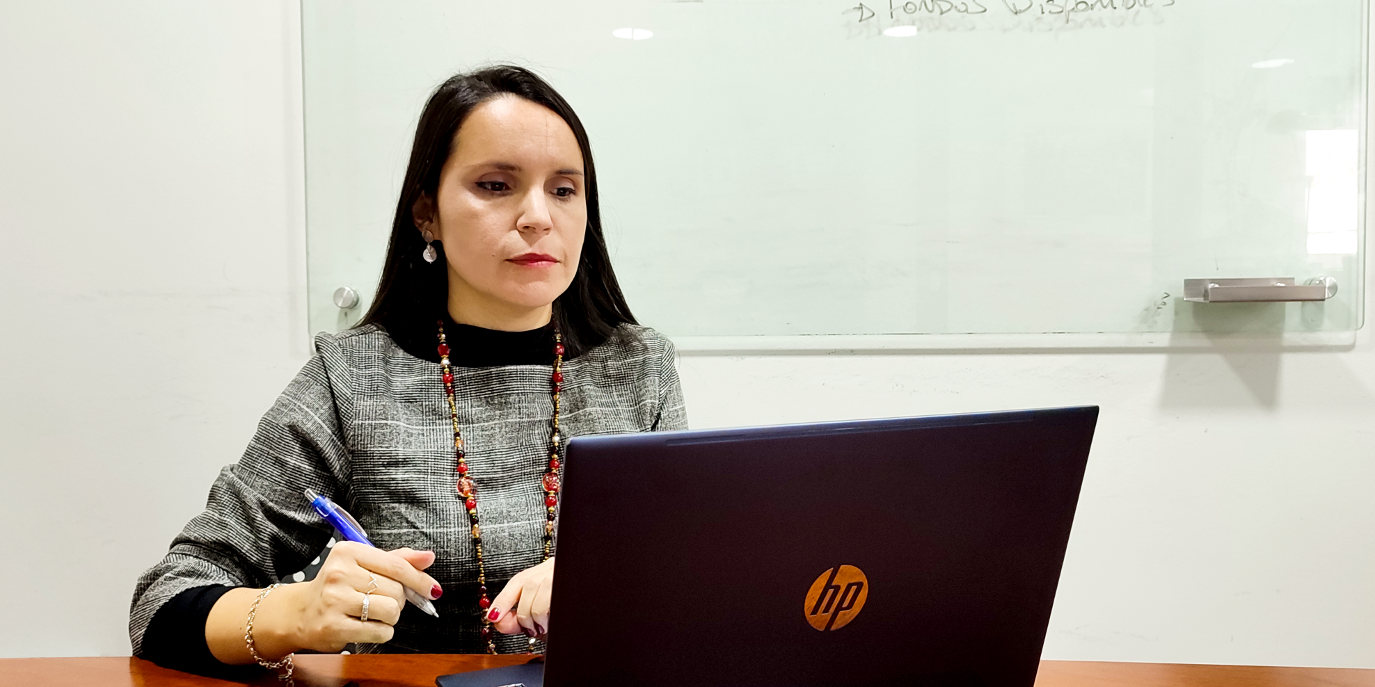 DIRECTORA VCM_Mesa de trabajo 1 copia 5 La directora de VCM durante el anuncio de los resultados