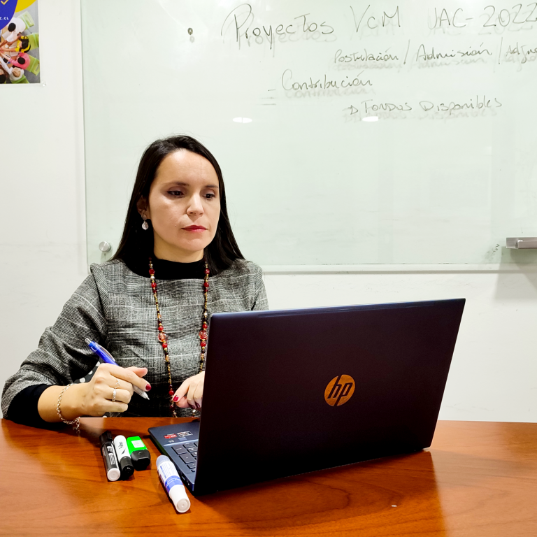 DIRECTORA VCM_Mesa de trabajo 1 copia 5 La directora de VCM durante el anuncio de los resultados