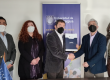 En la imagen, el Secretario General Sergio Anabalón, hace entrega al Rector del documento final, junto a parte de los miembros de la comisión de trabajo, Roberto Pinochet, Director Nacional de Asuntos Estudiantiles; Patricia Rojas, Decana de Humanidades, Ciencias Jurídicas y Sociales; y Angelina Quilodrán, Directora de Registro Curricular y Control Docente.