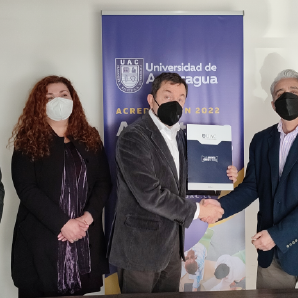 En la imagen, el Secretario General Sergio Anabalón, hace entrega al Rector del documento final, junto a parte de los miembros de la comisión de trabajo, Roberto Pinochet, Director Nacional de Asuntos Estudiantiles; Patricia Rojas, Decana de Humanidades, Ciencias Jurídicas y Sociales; y Angelina Quilodrán, Directora de Registro Curricular y Control Docente. En la imagen, el Secretario General Sergio Anabalón, hace entrega al Rector del documento final, junto a parte de los miembros de la comisión de trabajo, Roberto Pinochet, Director Nacional de Asuntos Estudiantiles; Patricia Rojas, Decana de Humanidades, Ciencias Jurídicas y Sociales; y Angelina Quilodrán, Directora de Registro Curricular y Control Docente.