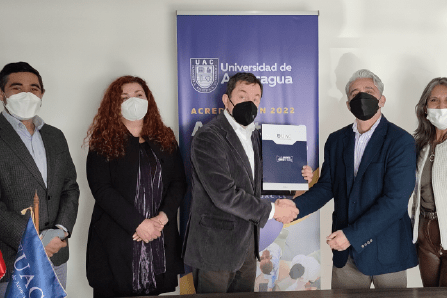 En la imagen, el Secretario General Sergio Anabalón, hace entrega al Rector del documento final, junto a parte de los miembros de la comisión de trabajo, Roberto Pinochet, Director Nacional de Asuntos Estudiantiles; Patricia Rojas, Decana de Humanidades, Ciencias Jurídicas y Sociales; y Angelina Quilodrán, Directora de Registro Curricular y Control Docente.