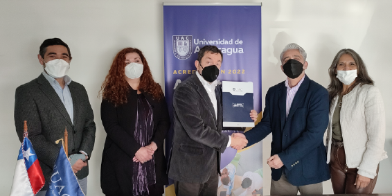 En la imagen, el Secretario General Sergio Anabalón, hace entrega al Rector del documento final, junto a parte de los miembros de la comisión de trabajo, Roberto Pinochet, Director Nacional de Asuntos Estudiantiles; Patricia Rojas, Decana de Humanidades, Ciencias Jurídicas y Sociales; y Angelina Quilodrán, Directora de Registro Curricular y Control Docente.